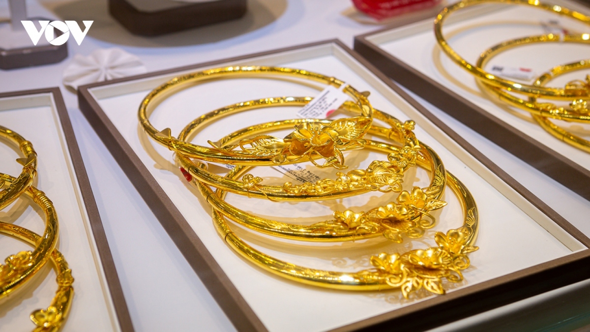 Domestic gold prices hit new record of nearly VND82 million per tael